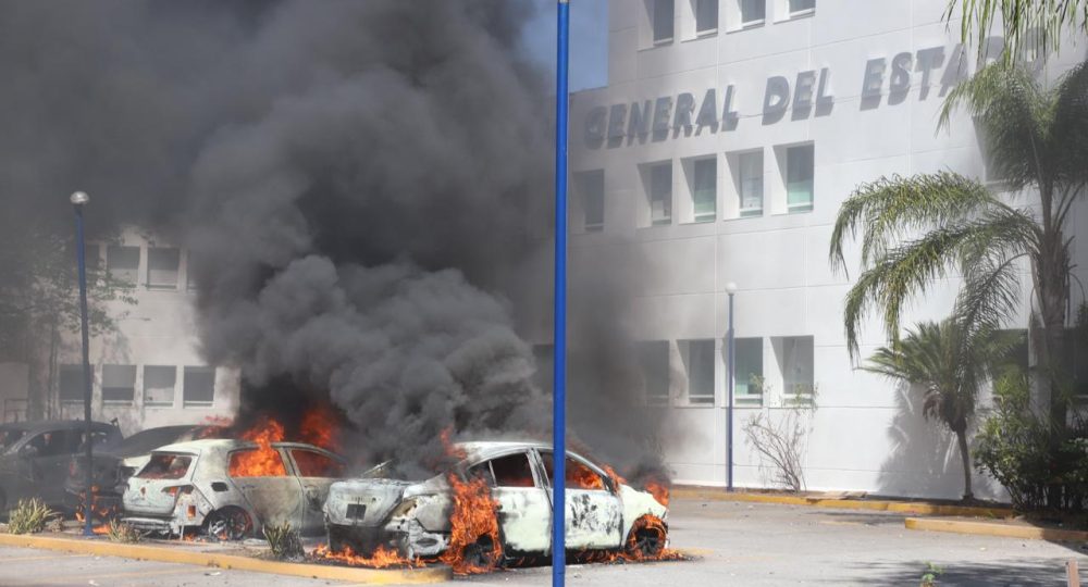 Vehiculos ardiendo afuera de la Fiscalía en Guerrero