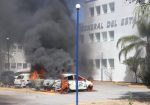 Vehiculos ardiendo afuera de la Fiscalía en Guerrero