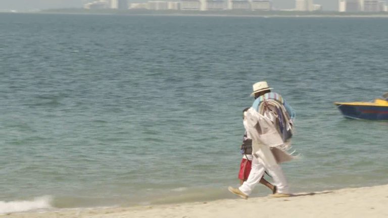 Vendedor caminando en playa