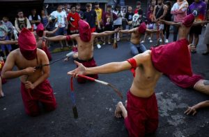 Viacrucis de Filipinas crucifica de verdad a participantes