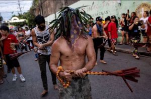 Viacrucis de Filipinas crucifica de verdad a participantes