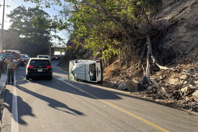 Volcadura deja dos personas heridas en Boca de Tomatlán