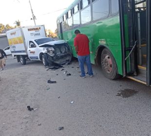 Hombre desbarata su camioneta contra camión.