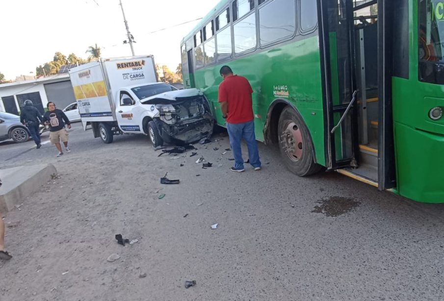 Hombre desbarata su camioneta contra camión.