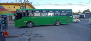 Accidente en Puerto Vallarta: Hombre desbarata su camioneta contra camión