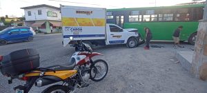 Accidente en Puerto Vallarta: Hombre desbarata su camioneta contra camión