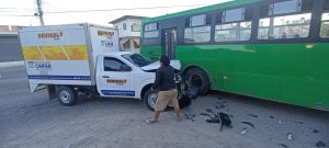 Accidente en Puerto Vallarta: Hombre desbarata su camioneta contra camión