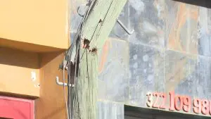 Poste quebrado en San José del Valle pone en peligro a habitantes