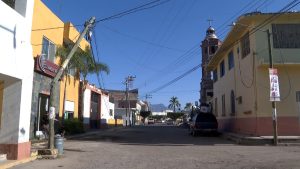 Poste quebrado en San José del Valle pone en peligro a habitantes