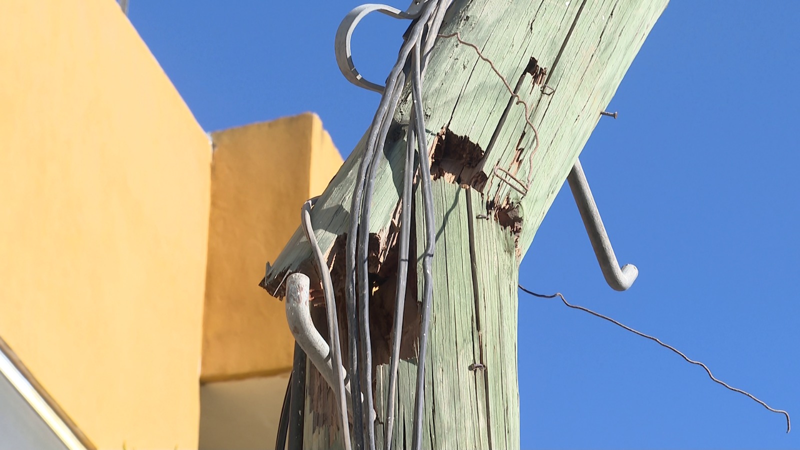 Poste quebrado en San José del Valle pone en peligro a habitantes.