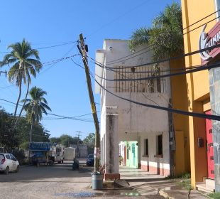 Poste quebrado en San José del Valle pone en peligro a habitantes