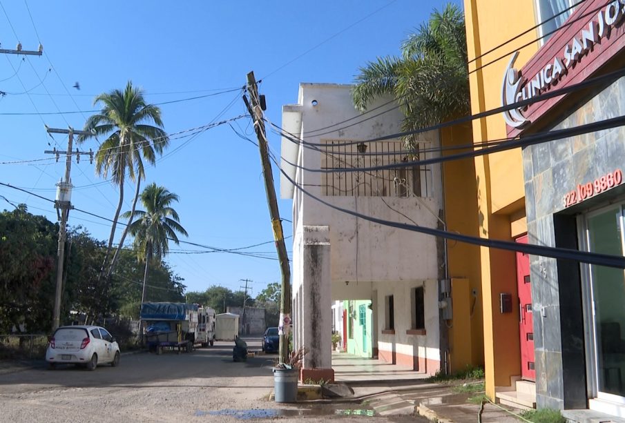 Poste quebrado en San José del Valle pone en peligro a habitantes