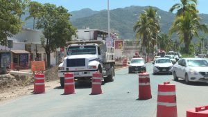 Caos por obras en boulevard Medina Ascencio; hoy también cerraron carril central