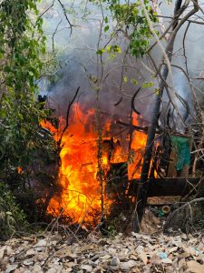 (VIDEO) Incendio arrasa con choza en Bosques del Progreso, Puerto Vallarta