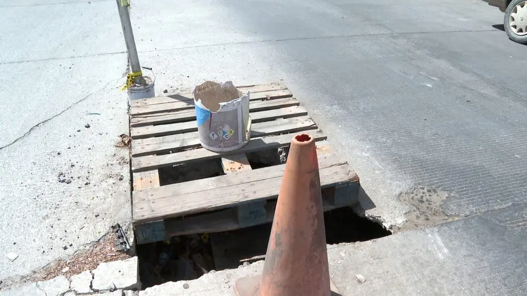 Socavón en calle Mar Báltico de Altavela cumple más de 9 meses sin ser reparado