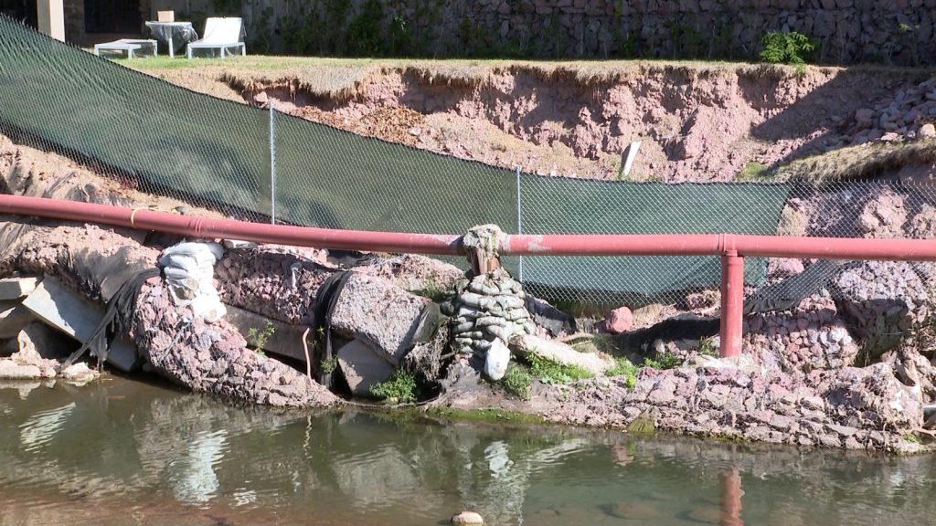 Continúa el peligro ante crecida del río Cuale que tiró muros de casas y red de drenaje