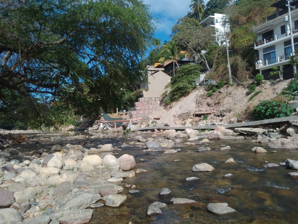 Continúa el peligro ante crecida del río Cuale que tiró muros de casas y red de drenaje