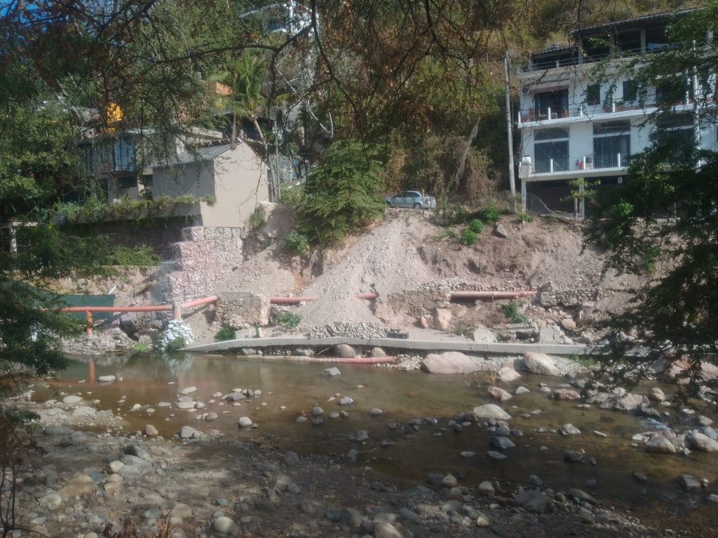 Continúa el peligro ante crecida del río Cuale que tiró muros de casas y red de drenaje