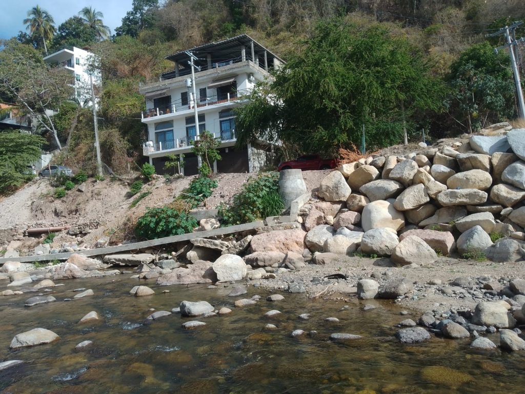 Continúa el peligro ante crecida del río Cuale que tiró muros de casas y red de drenaje