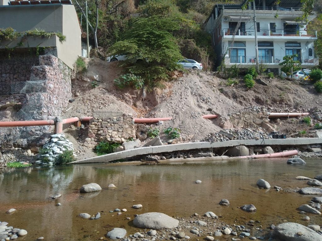 Continúa el peligro ante crecida del río Cuale que tiró muros de casas y red de drenaje