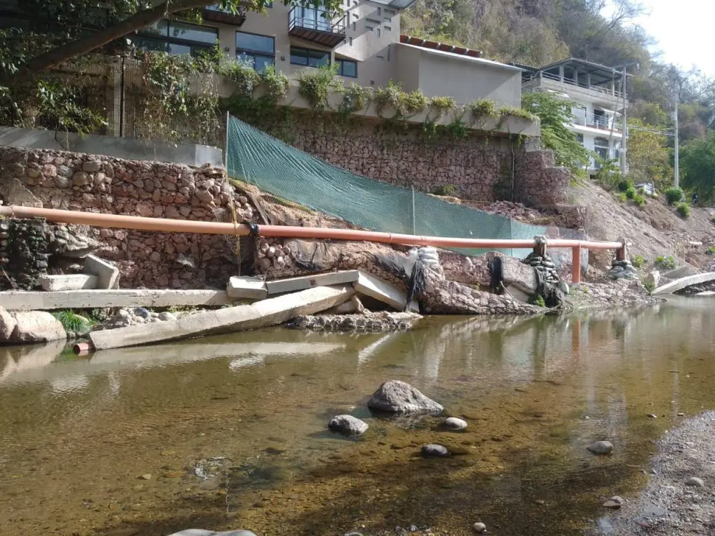 Continúa el peligro ante crecida del río Cuale que tiró muros de casas y red de drenaje