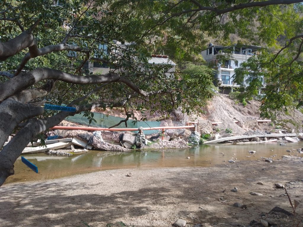 Continúa el peligro ante crecida del río Cuale que tiró muros de casas y red de drenaje