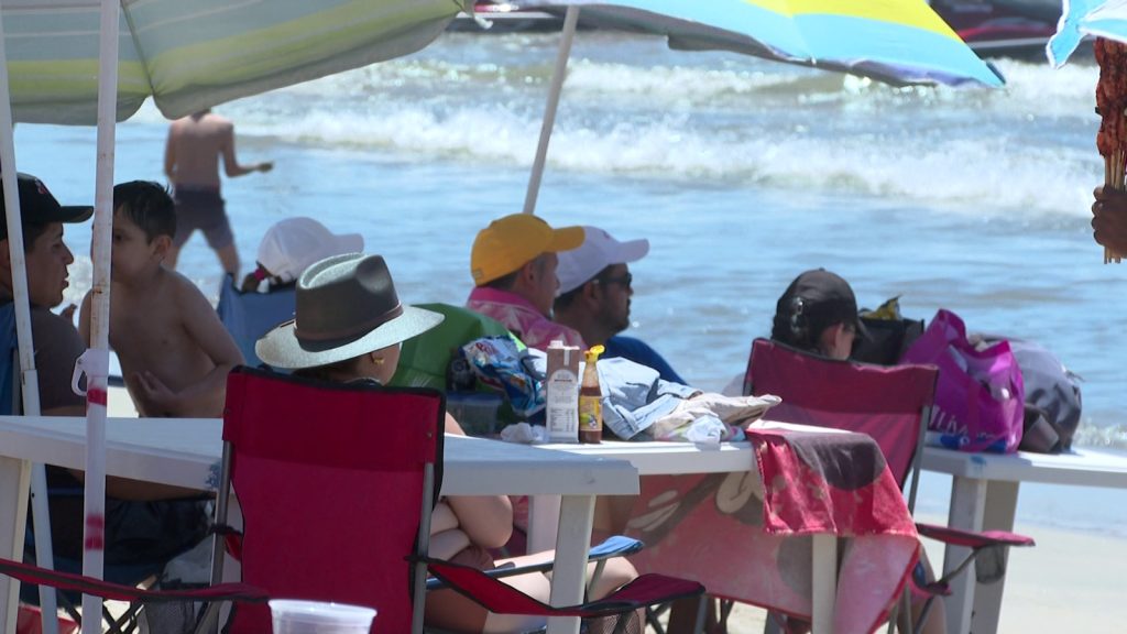 Turistas nacionales y extranjeros abarrotan playa FIBBA en Nuevo Vallarta