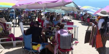 Turistas nacionales y extranjeros abarrotan playa FIBBA en Nuevo Vallarta