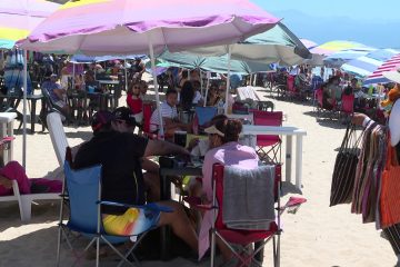 Turistas nacionales y extranjeros abarrotan playa FIBBA en Nuevo Vallarta