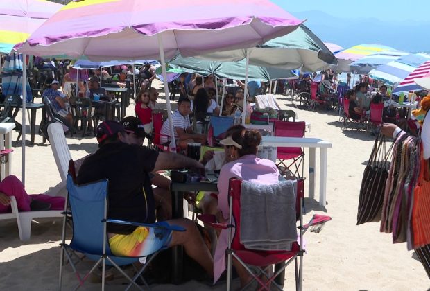 Turistas nacionales y extranjeros abarrotan playa FIBBA en Nuevo Vallarta