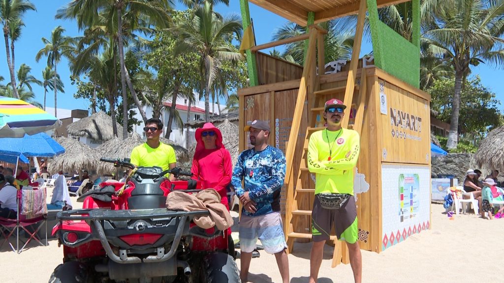 Turistas nacionales y extranjeros abarrotan playa FIBBA en Nuevo Vallarta