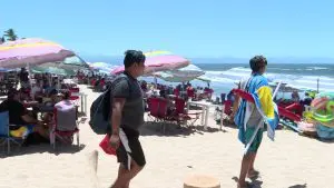 Turistas nacionales y extranjeros abarrotan playa FIBBA en Nuevo Vallarta