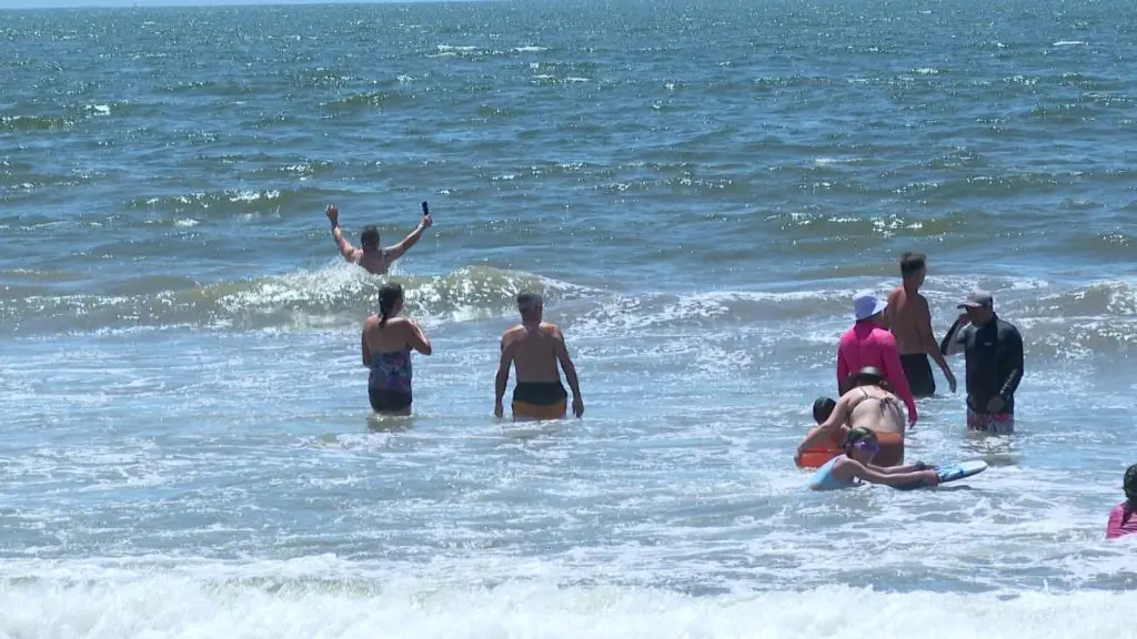 Turistas nacionales y extranjeros abarrotan playa FIBBA en Nuevo Vallarta