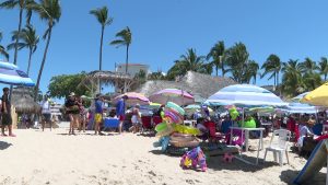 Turistas nacionales y extranjeros abarrotan playa FIBBA en Nuevo Vallarta