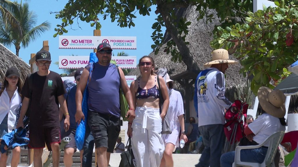 Turistas nacionales y extranjeros abarrotan playa FIBBA en Nuevo Vallarta