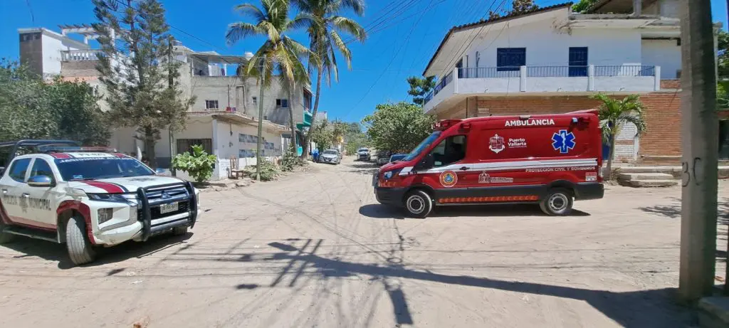 Hombre muerte tras caer de un segundo piso y electrocutarse