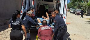 Hombre muerte tras caer de un segundo piso y electrocutarse