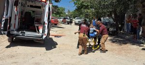 Hombre muerte tras caer de un segundo piso y electrocutarse