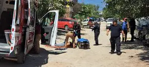 Hombre muerte tras caer de un segundo piso y electrocutarse