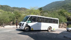 Alumnos no van a la escuela porque no pasa el camión Paso Ancho, aseguran padres