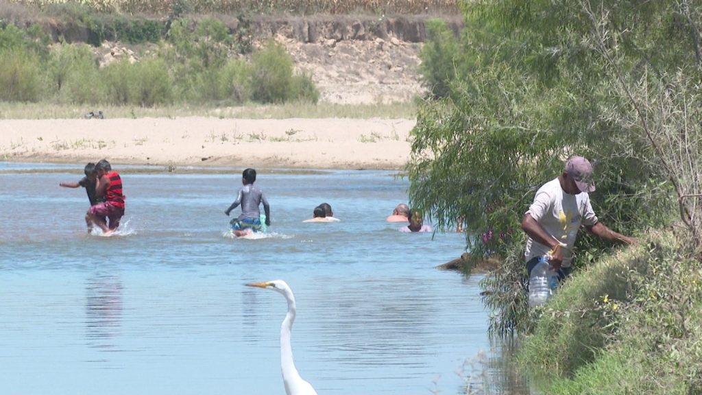Vallartenses y badebadenses disfrutan del río Mascota durante Semana Santa