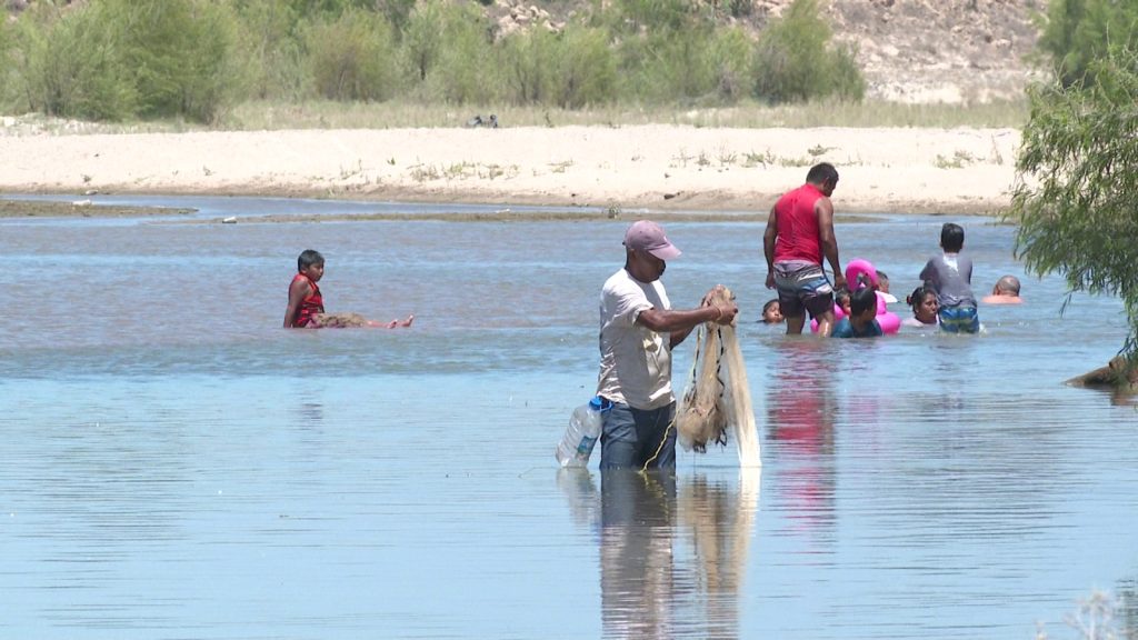 Vallartenses y badebadenses disfrutan del río Mascota durante Semana Santa