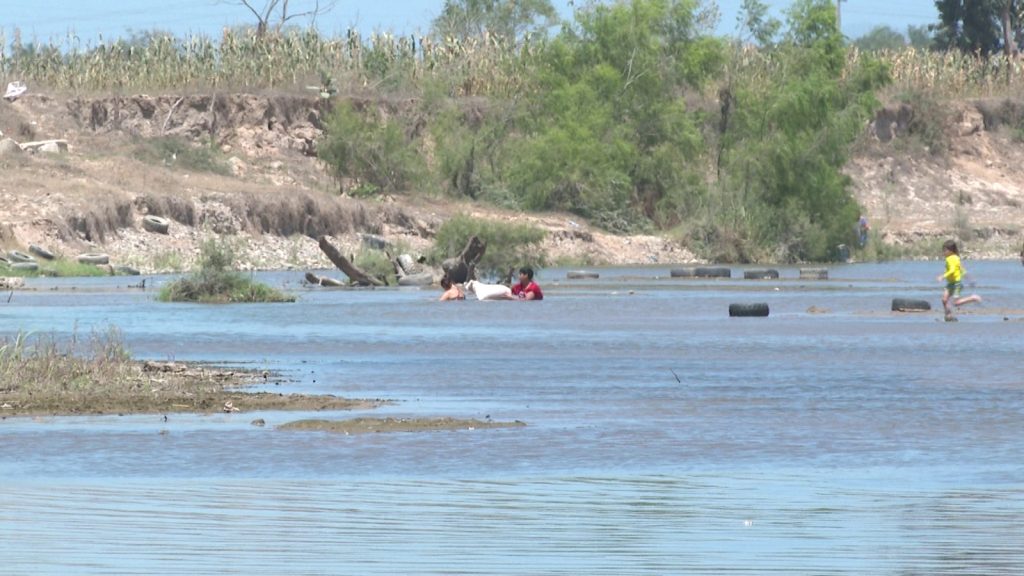 Vallartenses y badebadenses disfrutan del río Mascota durante Semana Santa