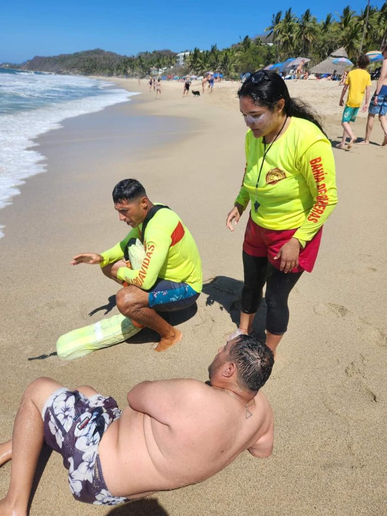 Guardavidas de Bahía de Banderas salvan a 11 personas de ahogarse