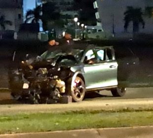 Camioneta destrozada tras accidente en Fluvial Vallarta