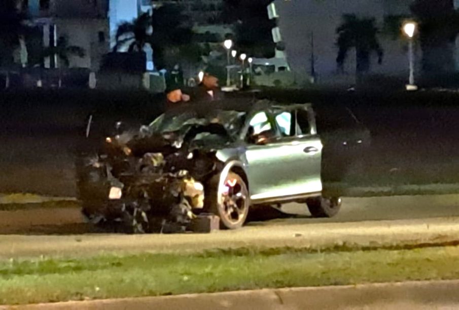 Camioneta destrozada tras accidente en Fluvial Vallarta