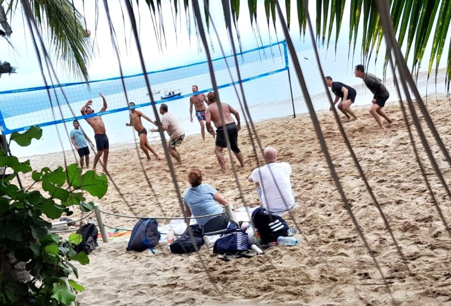 Turistas practican voleibol durante el puente vacacional