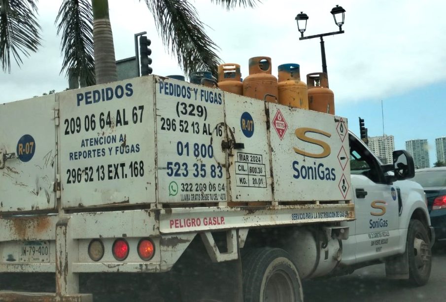 Camión repartidor de gas en Vallarta