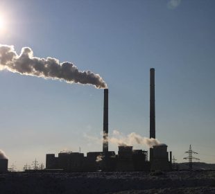 Emisiones mundiales de CO2 por generación de energía baten récord en 2023: AIE.