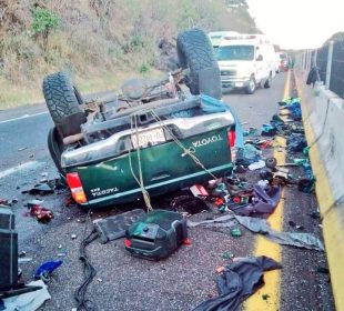 Camioneta volcada tras accidente en carretera